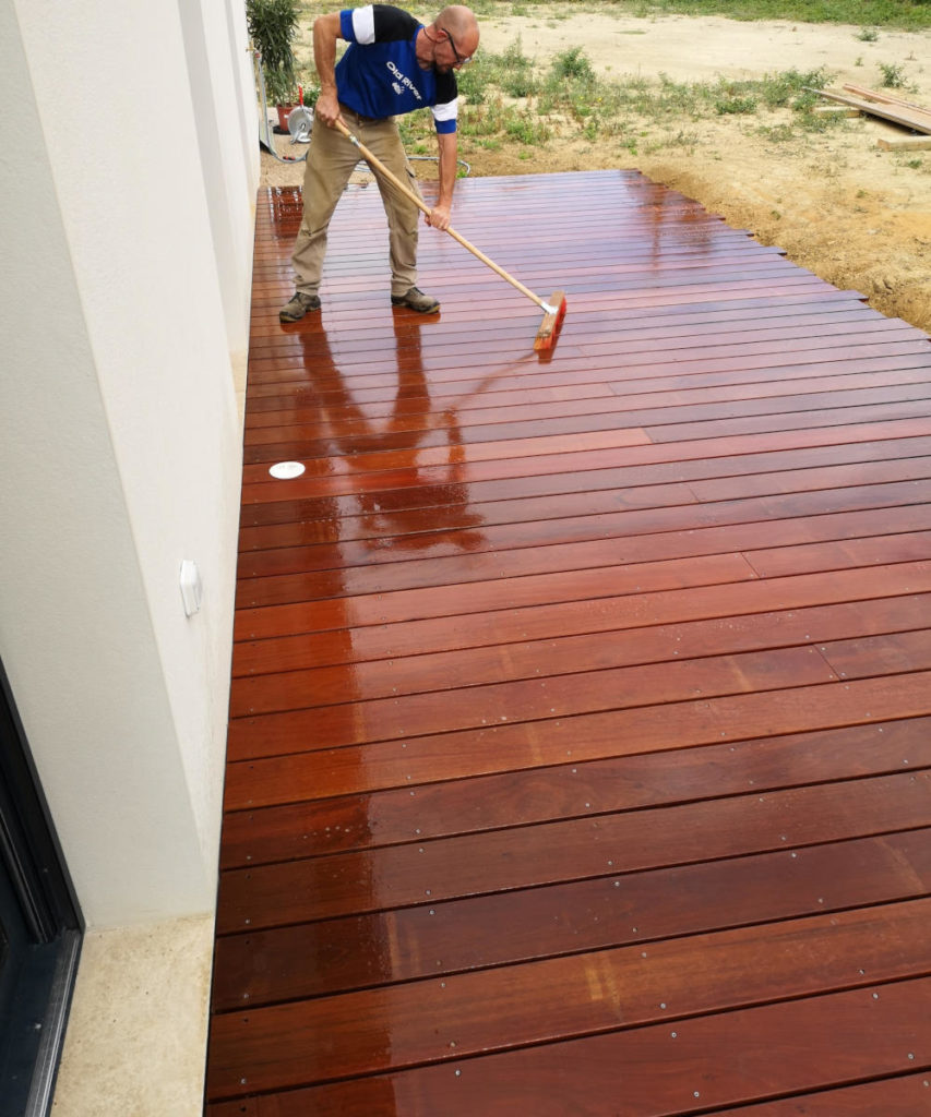Nettoyage d’une terrasse en bois rouge exotique.