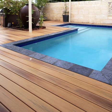 Terrasse en bois exotique avec encadrement piscine