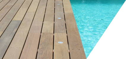 Terrasse de piscine en lames d’ipé.