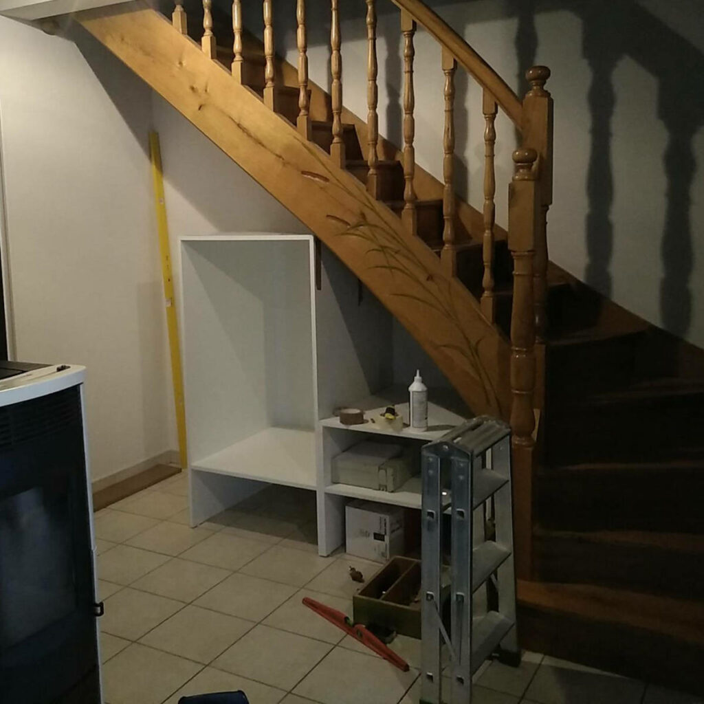 Début de construction d’un placard sous un escalier.